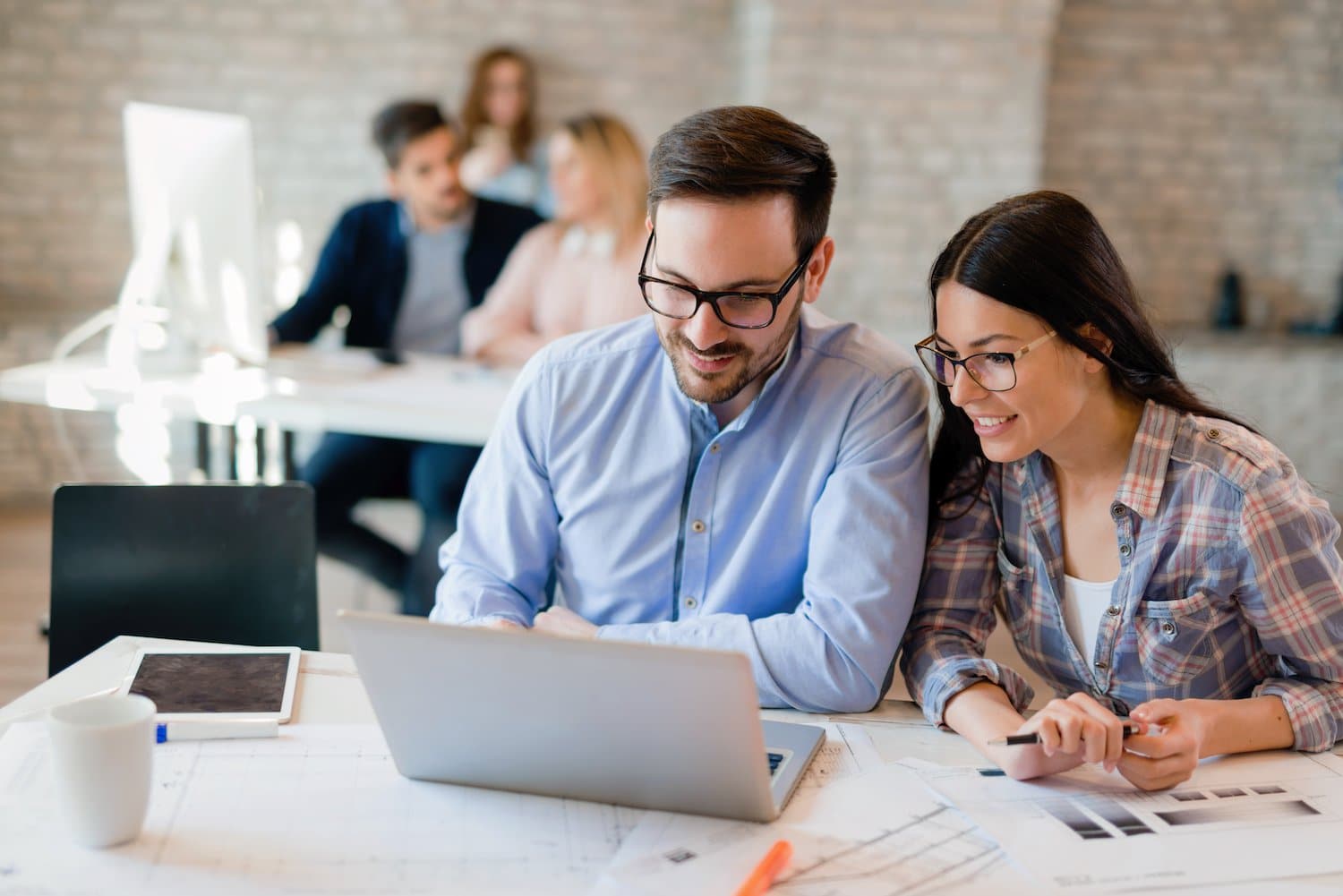 company employees working in office L3DQAV8 2